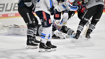 Lies keine weiteren Treffer zu: Adler-Goalie Johan Mattsson.
Foto: Citypress Lies keine weiteren Treffer zu: Adler-Goalie Johan Mattsson.
Foto: Citypress