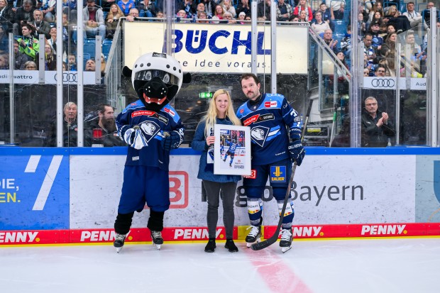 Riley Barber wurde gestern vor dem Heimspiel gegen Frankfurt geehrt.
Foto: Johannes Traub/JT-Presse.de