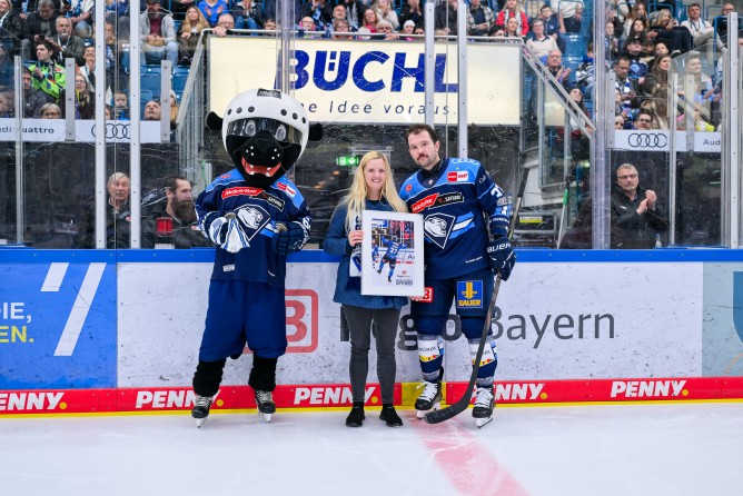 Riley Barber wurde gestern vor dem Heimspiel gegen Frankfurt geehrt.
Foto: Johannes Traub/JT-Presse.de