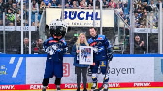 Riley Barber wurde gestern vor dem Heimspiel gegen Frankfurt geehrt.
Foto: Johannes Traub/JT-Presse.de