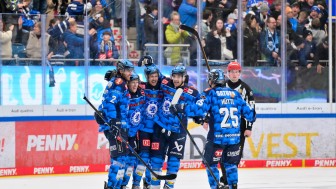 Die Panther schlagen auch Schwenningen in der SATURN-Arena.
Foto: Johannes Traub/JT-Presse.de Die Panther schlagen auch Schwenningen in der SATURN-Arena.
Foto: Johannes Traub/JT-Presse.de