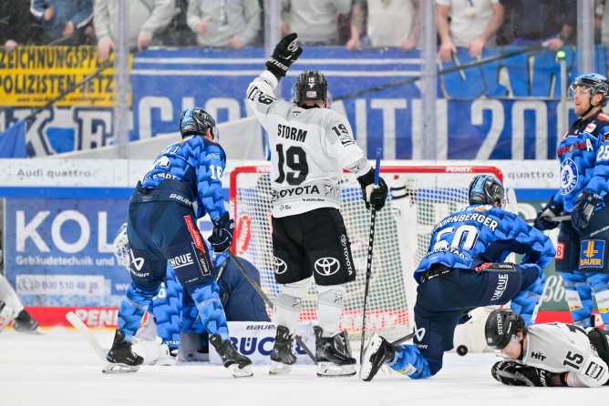 Am Ende jubelten die Kölner um Ex-Panther Frederik Storm.
Foto: Johannes Traub/JT-Presse.de