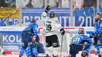 Am Ende jubelten die Kölner um Ex-Panther Frederik Storm.
Foto: Johannes Traub/JT-Presse.de