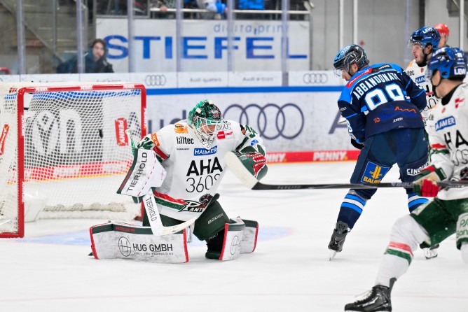 Sieben Mal schlug der Puck im Augsburger Kasten ein.
Foto: Johannes Traub/JT-Presse.de