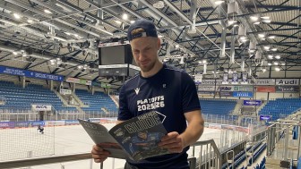ERC-Stürmer Daniel Schmölz mit dem druckfrischen Playoff Panther Guide.