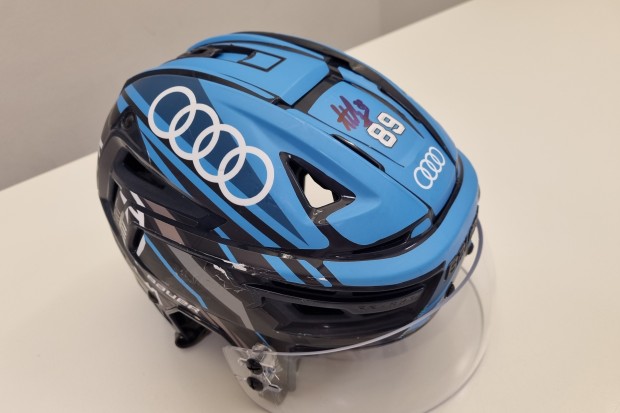 Riley Barbers Helm ist aktuell unter dem Hammer.
