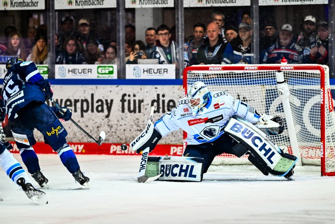 Unter anderem das Auswärtstrikot von Nico Pertuch ist zu haben.
Foto: DEL-Photosharing