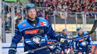 Unter dem Hammer ist unter anderem das Heimtrikot von Daniel Schmölz.
Foto: Johannes Traub/JT-Presse.de Unter dem Hammer ist unter anderem das Heimtrikot von Daniel Schmölz.
Foto: Johannes Traub/JT-Presse.de