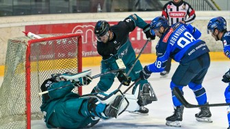 Peter Abbandonato und die Panther sichern sich gegen Linz einen 4:1-Sieg.
Foto: Johannes Traub/JT-Presse.de Peter Abbandonato und die Panther sichern sich gegen Linz einen 4:1-Sieg.
Foto: Johannes Traub/JT-Presse.de