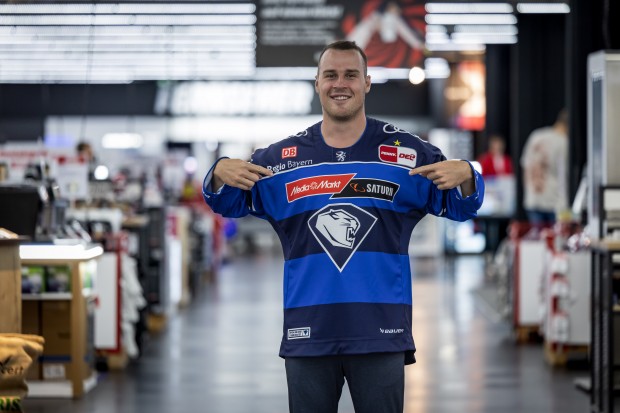 Alex Breton gefällt das neue Heimtrikot der Panther.
Foto: Stefan Bösl