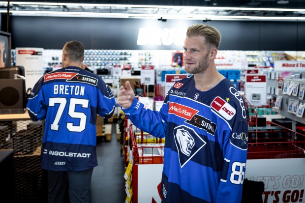 Die Rückennummern heben sich vom königsblauen Trikot ab.
Foto: Stefan Bösl