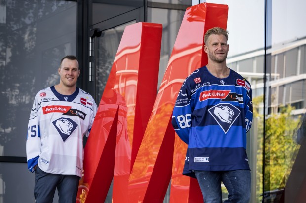 Daniel Pietta im neuen Heimtrikot und Alex Breton im Auswärtsjersey des ERC für die Saison 26/27.
Foto: Stefan Bösl