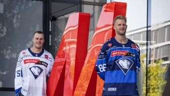 Daniel Pietta im neuen Heimtrikot und Alex Breton im Auswärtsjersey des ERC für die Saison 26/27.
Foto: Stefan Bösl