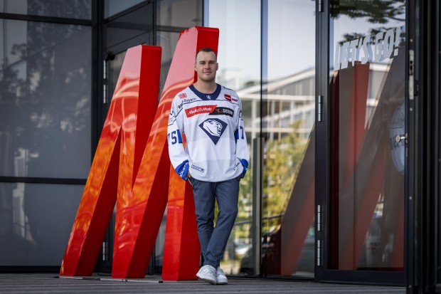 Alex Breton präsentiert das Auswärtstrikot. 
Foto: Stefan Bösl