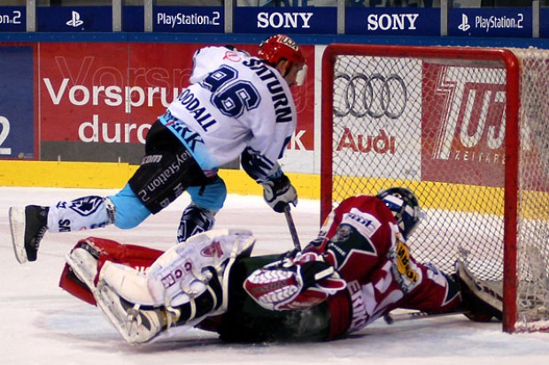 Glen Goodall bei seinem Penalty-Siegtreffer