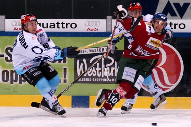 Cameron Mann versucht Colin Beardsmore zu stoppen