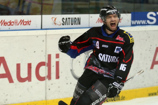 Michael Waginger machte den wichtigen 1:2 Anschlusstreffer. Foto: Stefan Bösl - www.kbumm.de