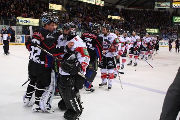 Shakehands der beiden Teams. Foto: Stefan Bösl - www.kbumm.de