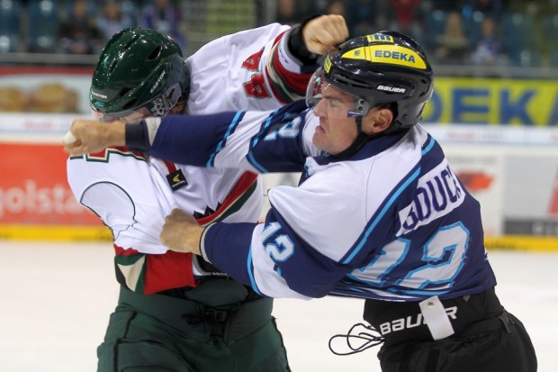 Auch in diesem Spiel ging es wieder hart zur Sache. Hier liefert sich Panther-Kapitän Tyler Bouck eine Boxeinlage mit Frölundas Doug Lynch. Foto: Stefan Bösl - www.kbumm.de