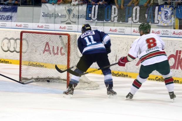 Christoph Gawlik wurde zum ersten Star der Partie gewählt. Hier erzielt er das etwas kurios entstandene 2:0. Foto: Stefan Bösl - www.kbumm.de